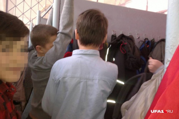 Поначалу мальчики подумали, что продолжается игра в эвакуацию, а они должны изображать в раздевалке пострадавших Поначалу мальчики подумали, что продолжается игра в эвакуацию, а они должны изображать в раздевалке пострадавших