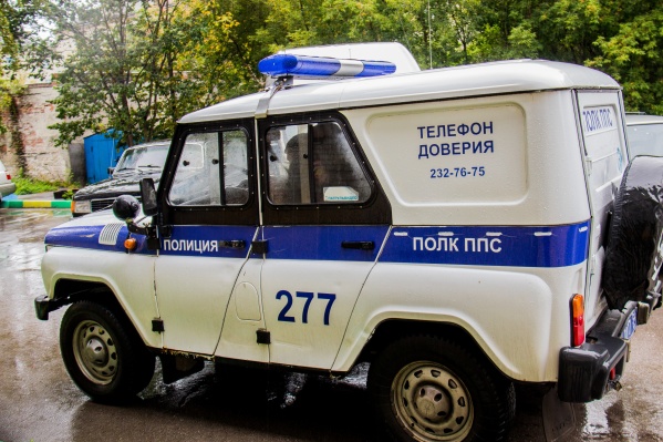 Полицейские устанавливают личность подозреваемого Полицейские устанавливают личность подозреваемого