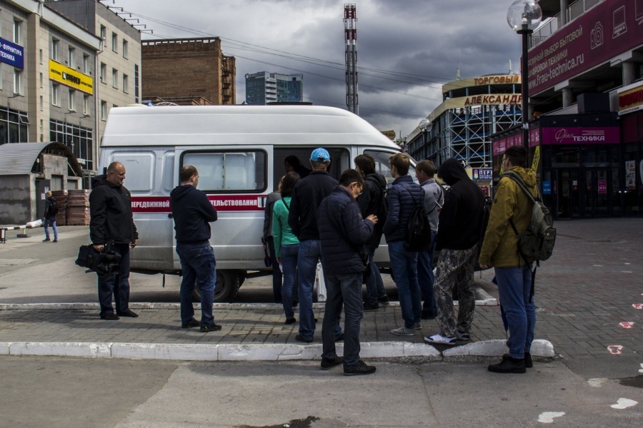 Автобус без номера. ВИЧ-мобиль Новосибирск. Очередь на площади Нахимова на автобус. Возле выхода. Экспресс-мобиль ВИЧ.