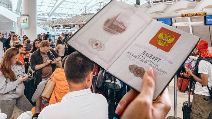 Забыть паспорт в самолете очень просто: достаточно выпустить его из рук на пару минут, а искать потом приходится долго Забыть паспорт в самолете очень просто: достаточно выпустить его из рук на пару минут, а искать потом приходится долго