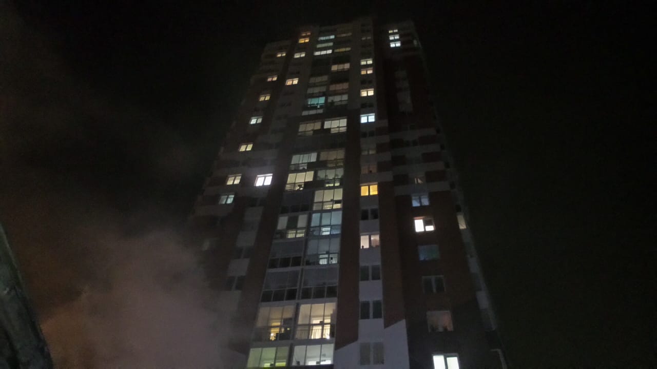 Дом расселен под застройку, которую давно возвели впритык, но старый дом так и не снесли Дом расселен под застройку, которую давно возвели впритык, но старый дом так и не снесли