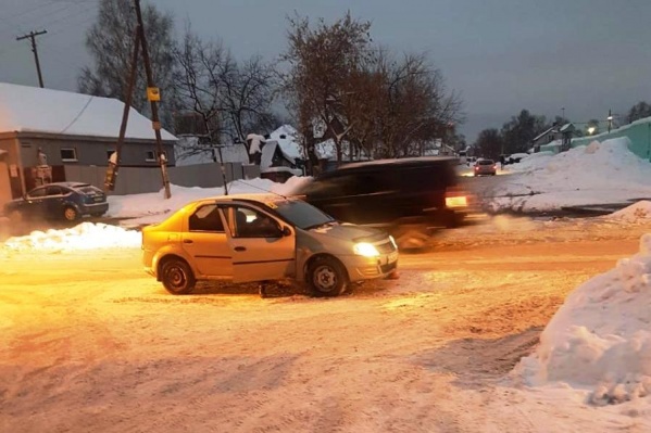 На девочку и пенсионерку наехал Renault Logan На девочку и пенсионерку наехал Renault Logan