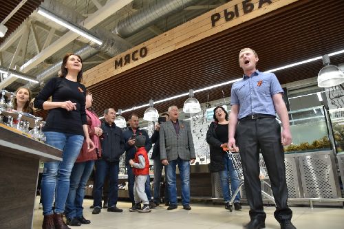 Знакомые с детства мелодии пели буквально все покупатели магазина Знакомые с детства мелодии пели буквально все покупатели магазина