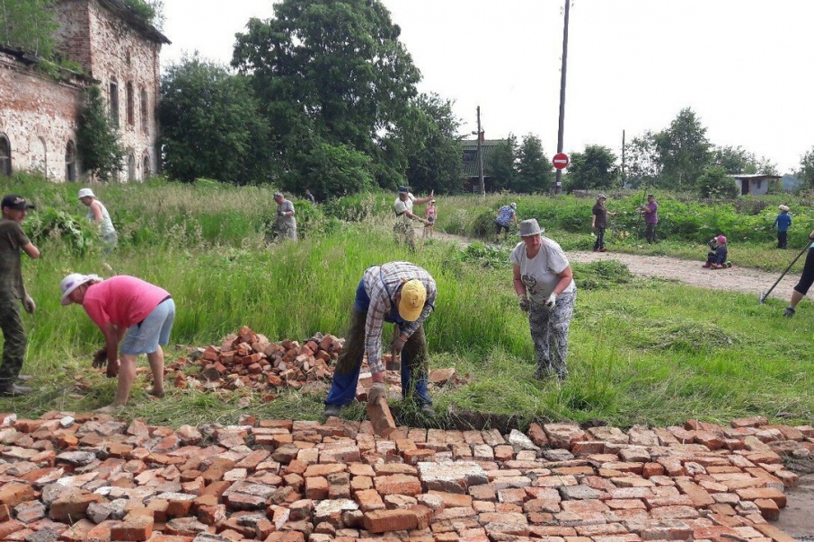 Большую стройку в Пыскоре скромно именуют субботником Большую стройку в Пыскоре скромно именуют субботником
