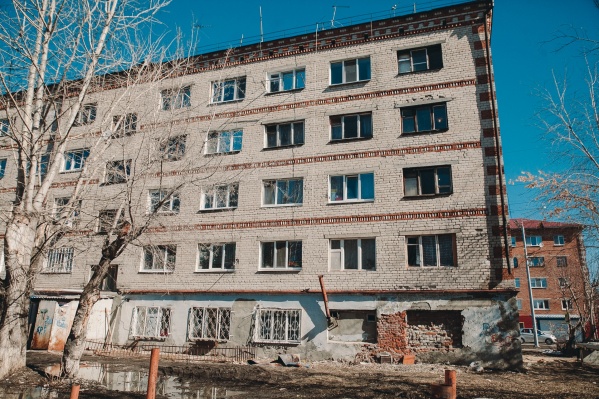 Общежитие построили в 1970 году. В марте этого года у него отвалилась часть облицовочного кирпича Общежитие построили в 1970 году. В марте этого года у него отвалилась часть облицовочного кирпича