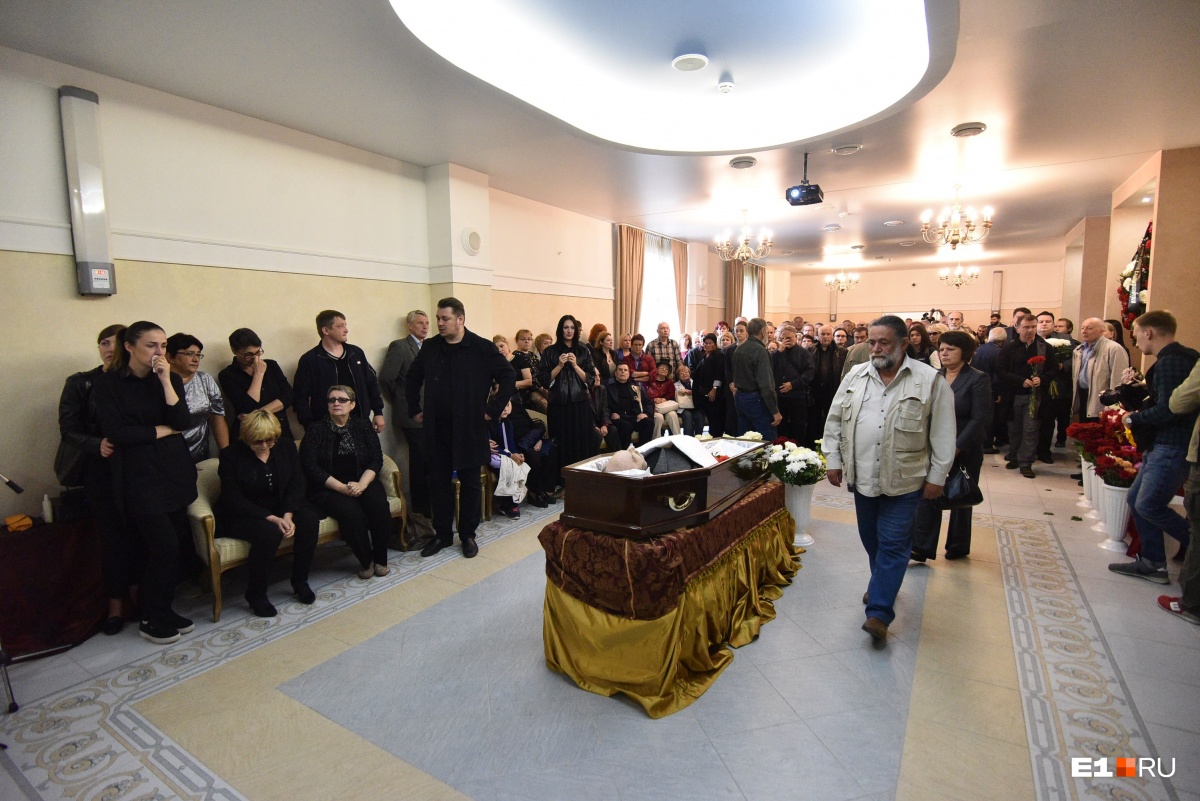 Пришли Ройзман, Шахрин, Левин: в Екатеринбурге простились с художником Виталием Воловичем