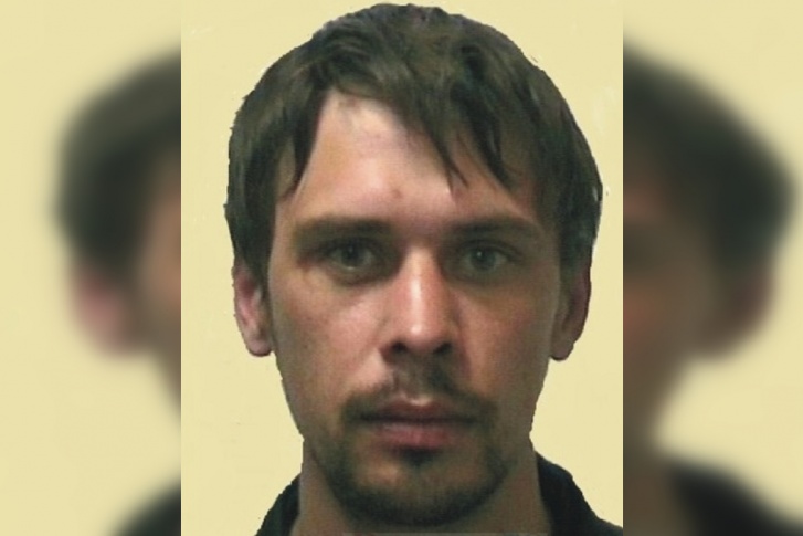 Алексею Романову 31 год, у него темные волосы и серые глаза