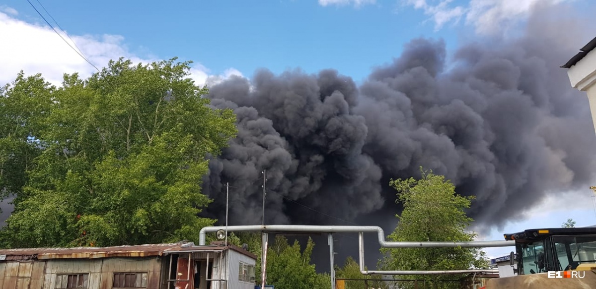 Обвалилась крыша, были слышны взрывы: всё о крупном пожаре в промзоне в Заречном