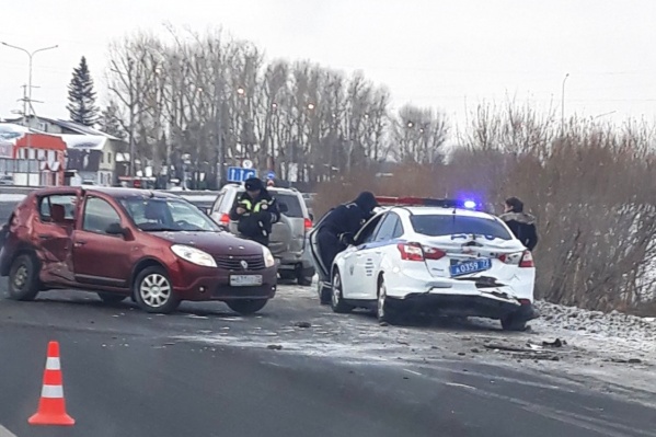 Автомобили от удара получили довольно серьезные повреждения. Участники ДТП не пострадали Автомобили от удара получили довольно серьезные повреждения. Участники ДТП не пострадали