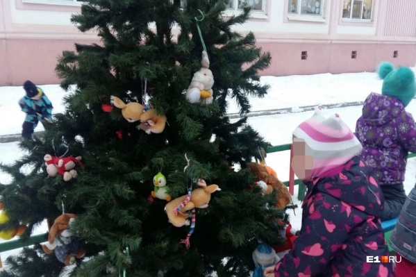 Украшенную елку оставили на улице, не подозревая, что ее унесут под покровом ночи Украшенную елку оставили на улице, не подозревая, что ее унесут под покровом ночи