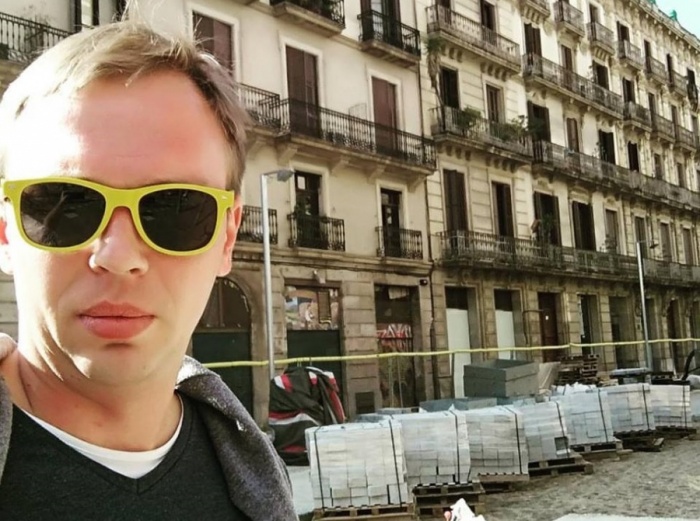 Незадолго до объявления этого решения защита Голунова сообщила, что его повезли из дома в ГУ МВД по г. Москве Незадолго до объявления этого решения защита Голунова сообщила, что его повезли из дома в ГУ МВД по г. Москве