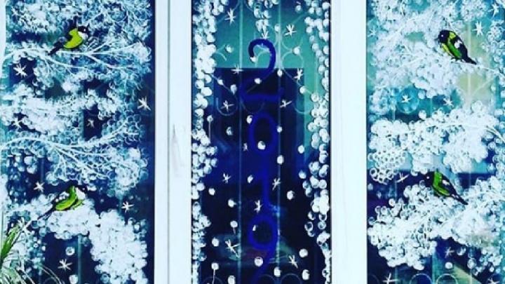 Десятки новосибирцев похвастались украшенными к Новому году окнами в Instagram
