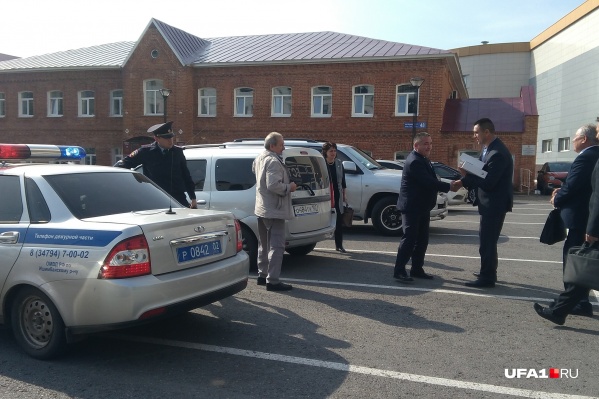 Так с территориальных избиркомов везут итоговые протоколы в ЦИК — в сопровождении полицейских с оружием Так с территориальных избиркомов везут итоговые протоколы в ЦИК — в сопровождении полицейских с оружием
