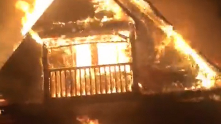 В Ярославской области подожгли дом семьи с двумя детьми. Видео