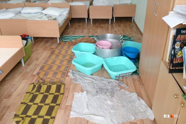 Вот так в детском саду боролись с протечками крыши этим летом Вот так в детском саду боролись с протечками крыши этим летом