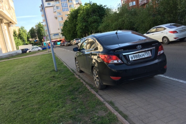 Машина встала на узком тротуаре Машина встала на узком тротуаре
