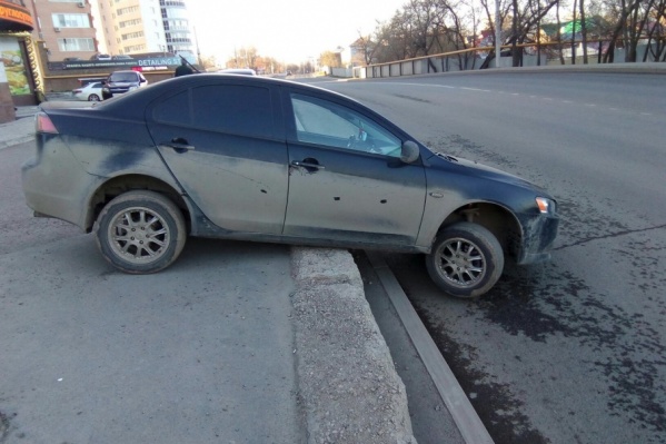 Автомобиль застрял на бордюре еще ночью Автомобиль застрял на бордюре еще ночью