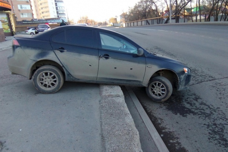 Автомобиль застрял на бордюре еще ночью Автомобиль застрял на бордюре еще ночью