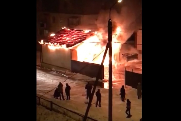 Сельчанам удалось заснять на видео, как полыхало здание Сельчанам удалось заснять на видео, как полыхало здание