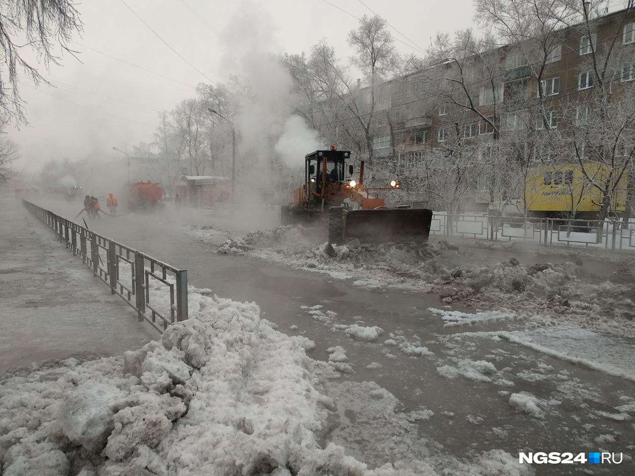 Красноярск холодно. Красноярск прорыв трубы. В Красноярске прорвало трубу на улице Щорса. КРАСКОМ прорыв трубы Красноярск. Прорыв трубы на Гагарина.