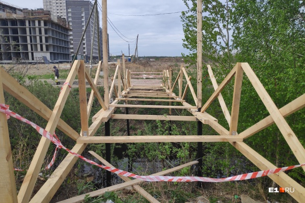 Новый мост начали строить буквально через пару дней после того, как разобрали старый Новый мост начали строить буквально через пару дней после того, как разобрали старый