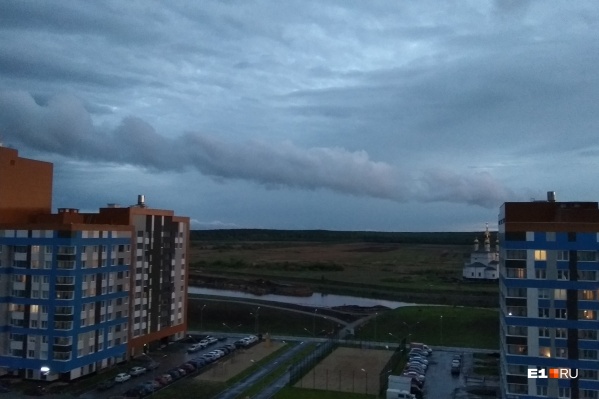 Такой тоннель из облаков было видно из окна дома в Академическом Такой тоннель из облаков было видно из окна дома в Академическом