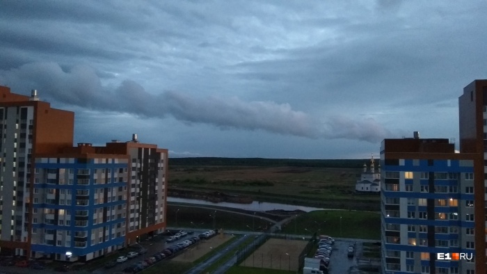 Такой тоннель из облаков было видно из окна дома в Академическом Такой тоннель из облаков было видно из окна дома в Академическом