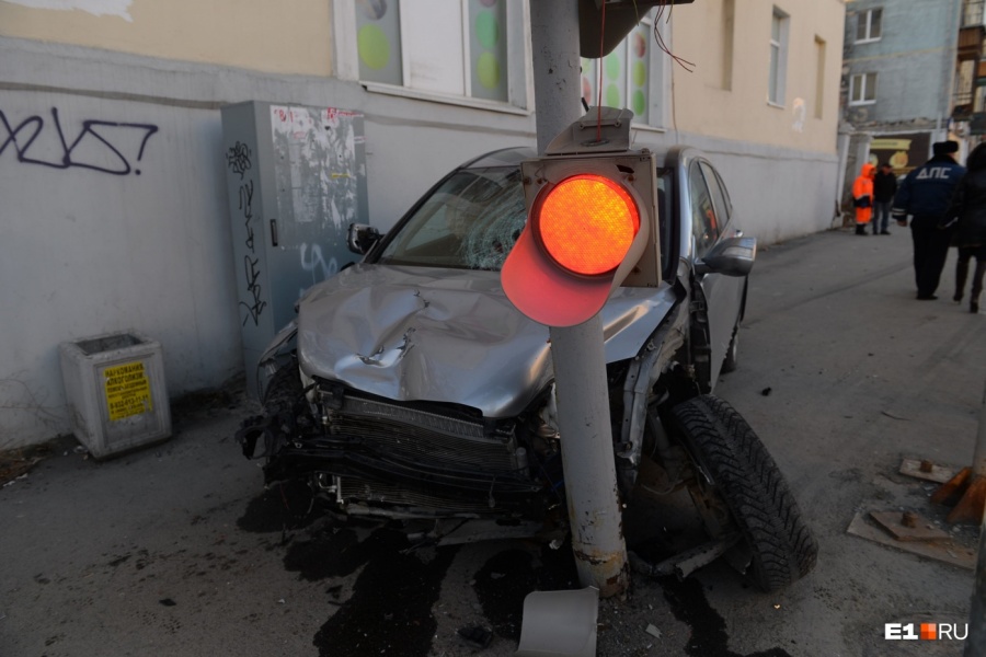 По версии водителя «бешеной» Honda, он был без сознания, когда на огромной скорости летел по тротуару По версии водителя «бешеной» Honda, он был без сознания, когда на огромной скорости летел по тротуару