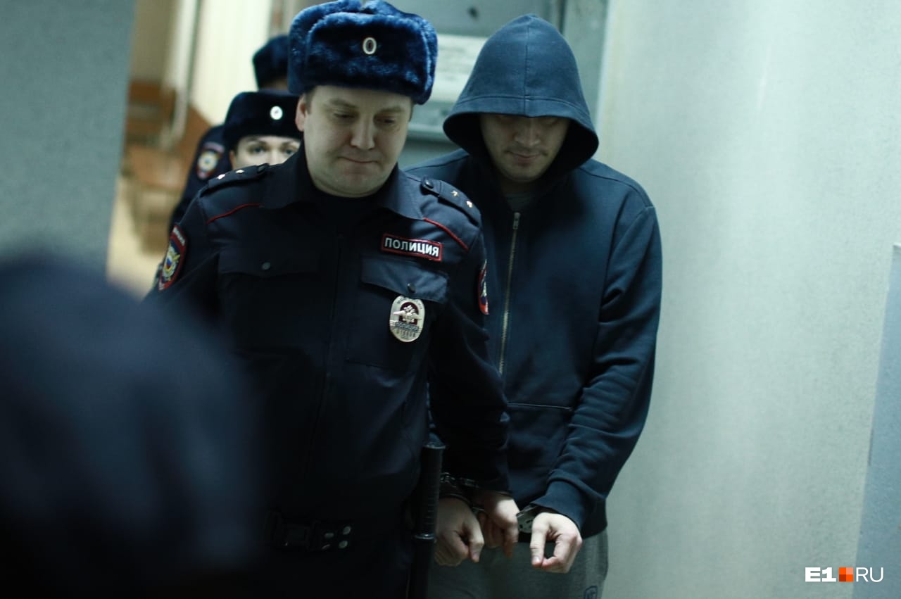 Обвиняемые во время конвоирования в суде были в капюшонах Обвиняемые во время конвоирования в суде были в капюшонах