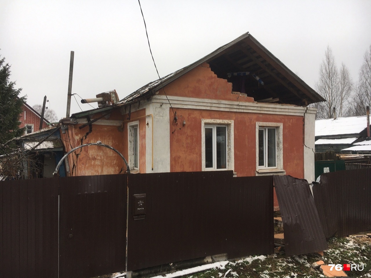 «Был хлопок, потом все забегали»: соседи рассказали, как взорвался газ в частном доме в Ярославле