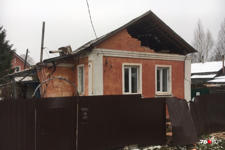 Соседи услышали громкий хлопок и выбежали на улицу Соседи услышали громкий хлопок и выбежали на улицу
