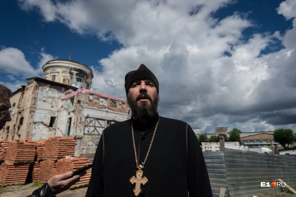 Протоиерей Евгений Попиченко является настоятелем храма на ВИЗе, который сейчас восстанавливают Протоиерей Евгений Попиченко является настоятелем храма на ВИЗе, который сейчас восстанавливают