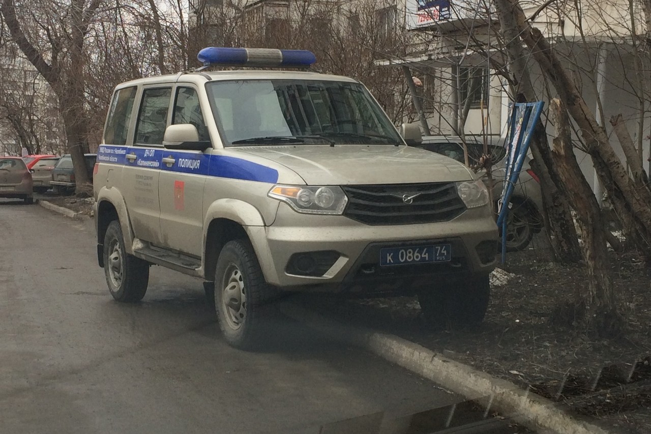 Автомобиль полиции во дворе дома (пр. Победы, 291). Некоторые считают, что бардак происходит именно потому, что его поддерживают те, кто призван с ним бороться Автомобиль полиции во дворе дома (пр. Победы, 291). Некоторые считают, что бардак происходит именно потому, что его поддерживают те, кто призван с ним бороться