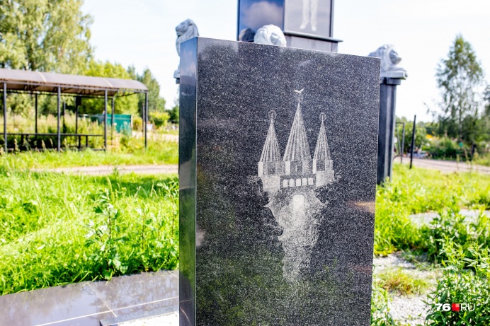 На памятнике изображен храм при мавзолее шейха Ади в селе Лалеш на севере Ирака — главная святыня езидов На памятнике изображен храм при мавзолее шейха Ади в селе Лалеш на севере Ирака — главная святыня езидов