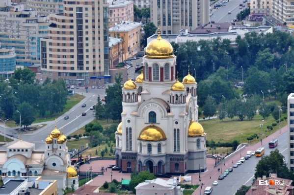 Палаточный городок паломников расположился у Храма-на-Крови Палаточный городок паломников расположился у Храма-на-Крови
