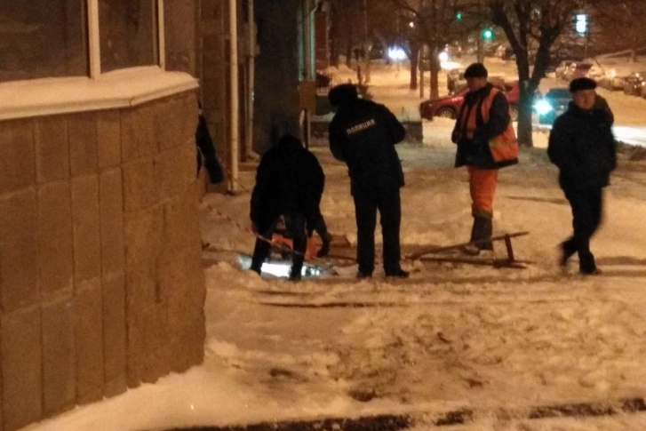 Ребенка достали с помощью лестницы Ребенка достали с помощью лестницы