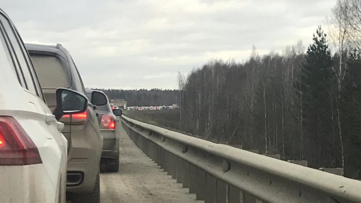 «Едут задним ходом, чтобы не стоять в пробке»: водители застряли на Серовском тракте из-за ДТП