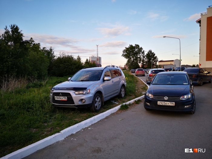 Если у автохама есть полноприводный автомобиль, он не упустит шанса показать его возможности. Снимок из Мичуринского Если у автохама есть полноприводный автомобиль, он не упустит шанса показать его возможности. Снимок из Мичуринского