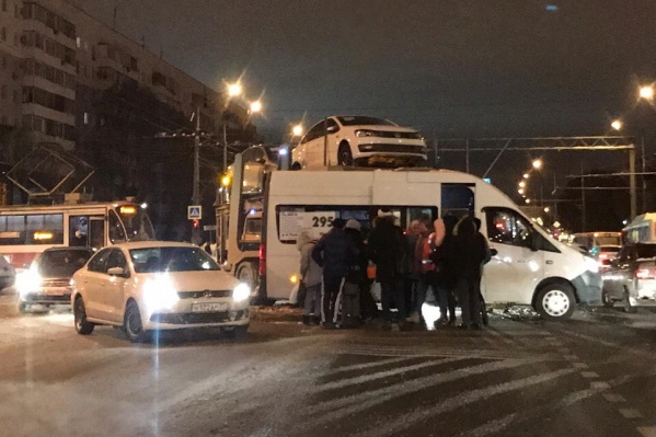 В момент аварии в салоне маршрутки было довольно много пассажиров В момент аварии в салоне маршрутки было довольно много пассажиров