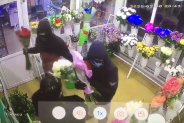 Мужчины забрали пять букетов роз на 15 тысяч рублей Мужчины забрали пять букетов роз на 15 тысяч рублей