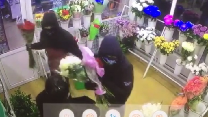 Зашли в масках, напали на продавщицу и унесли пять букетов роз — ограбление в цветочном попало на видео