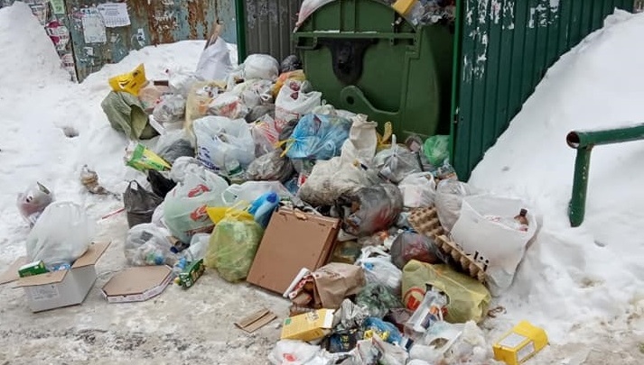 «Раньше такое было только 2 января»: нижегородцы делятся кадрами мусорного мини-коллапса