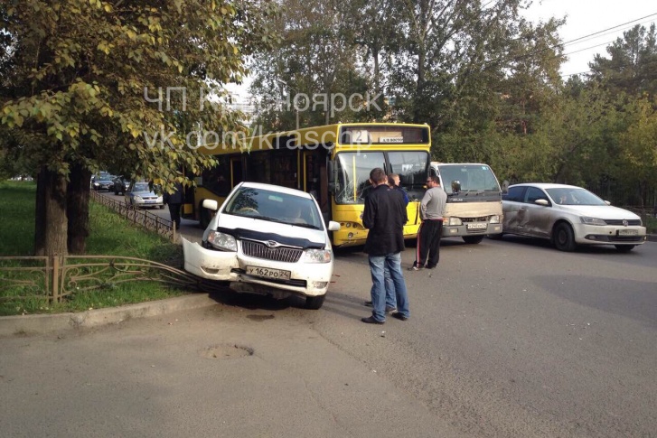 Мужчина переходил дорогу в неположенном месте и стал причиной аварии Мужчина переходил дорогу в неположенном месте и стал причиной аварии