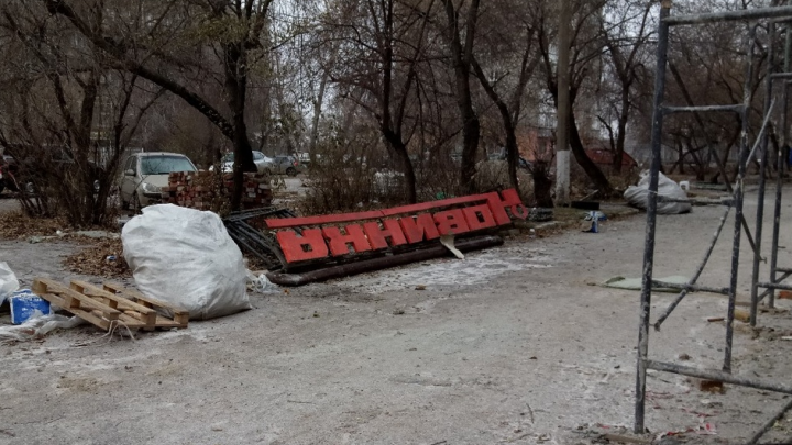 Во время ремонта строители снесли вывеску советских времён «Новинка»