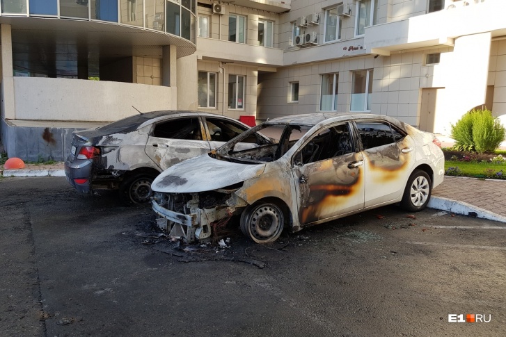 Огонь с полыхавшей Toyota перекинулся на соседнюю легковушку Огонь с полыхавшей Toyota перекинулся на соседнюю легковушку