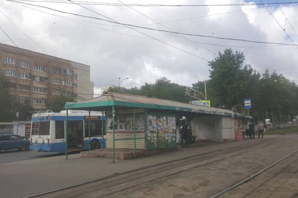 Ларек был частью остановочного павильона Ларек был частью остановочного павильона
