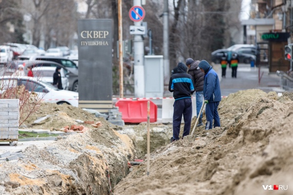 Глубокая траншея появилась в центре Волгограда еще на прошлой неделе Глубокая траншея появилась в центре Волгограда еще на прошлой неделе 