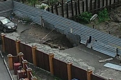После дождя яма на ул. Кошурникова продолжила увеличиваться После дождя яма на ул. Кошурникова продолжила увеличиваться