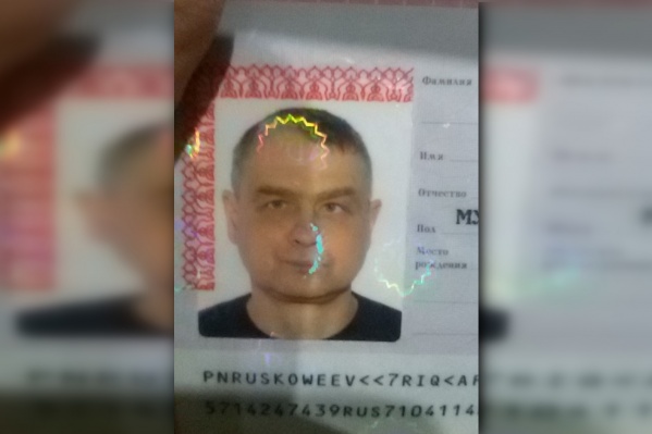 Юрию Кощееву 47 лет, у него серые глаза и русые волосы с седой прядью в челке Юрию Кощееву 47 лет, у него серые глаза и русые волосы с седой прядью в челке