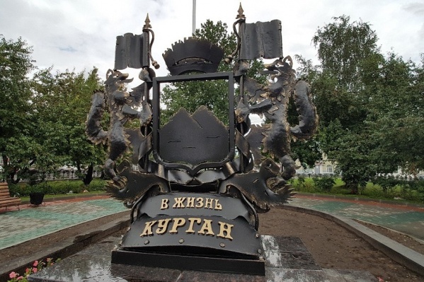 В Кургане появился кованый герб города В Кургане появился кованый герб города